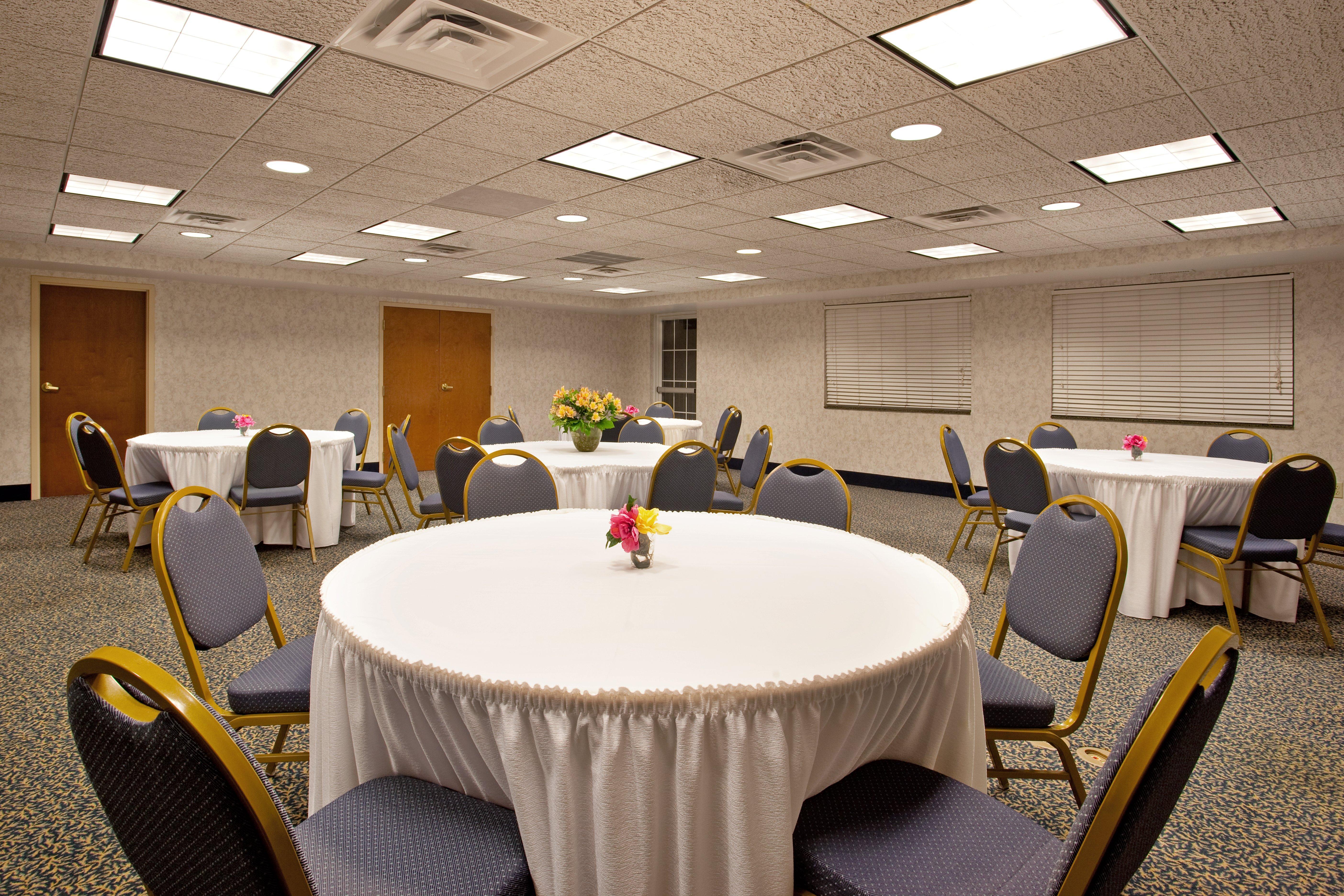 Holiday Inn Express Hotel & Suites-Saint Joseph By Ihg Bagian luar foto